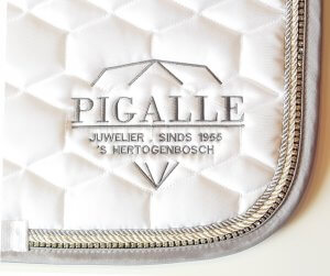 Sjabrak met Pigalle logo geborduurd