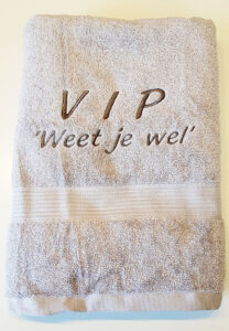 Handdoek met VIP geborduurd