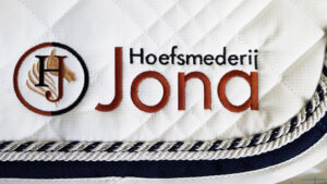 Jona Hoefsmeederij borduring dekje