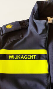 Badge wijkagent op jas gemaakt