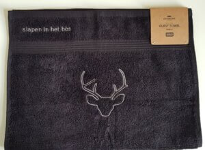 Slapen in het bos geborduurde handdoek